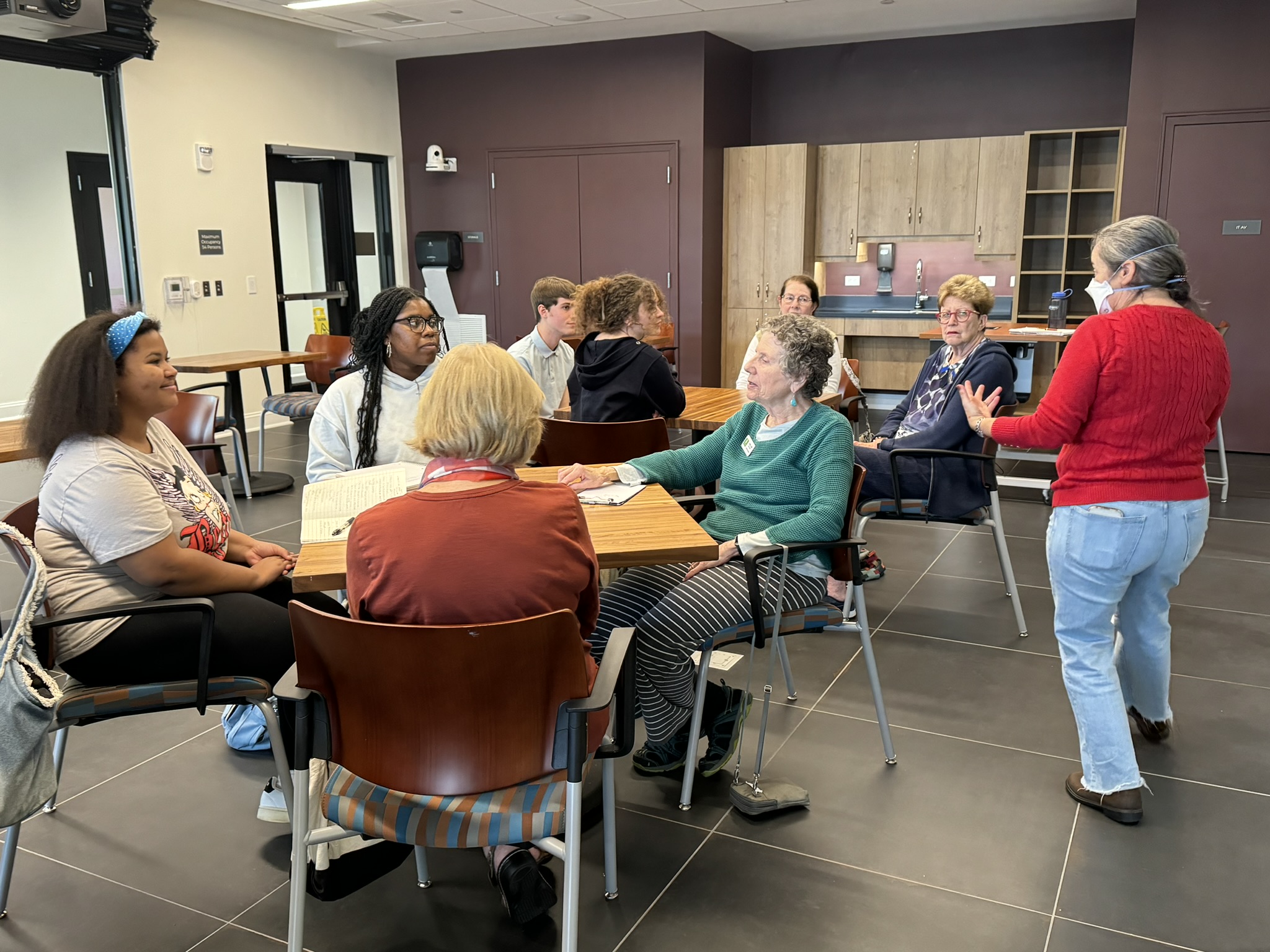 Amy Beth Wright moderates group discussion between students and Broadview residents.